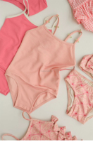 Maillots de bain et vêtements de plage imprimés sur mesure à faible MOQ, de haute qualité, durables, ensemble de bikini rose à volants une pièce pour filles
