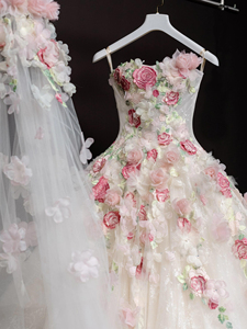 Robe de mariée romantique rose à fleurs, robe de bal luxueuse en tulle scintillant, robe de mariée sans bretelles avec fleurs 3D et <span class=keywords><strong>voile</strong></span> assorti - Product Image 6