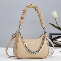 Sac fourre-tout demi-lune style Y2K de créateur en gros, sac à main personnalisé avec logo, sac à bandoulière à poignée froncée et décoration chaîne métallique en forme de lune