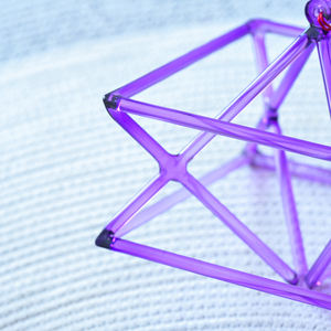 Pyramide chantante en cristal violet personnalisée par l'usine Jinfang, instrument de thérapie sonore et de méditation. - Product Image 2