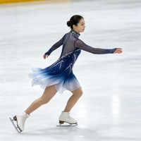 Robe de patinage artistique à col haut et manches longues, dégradé bleu et blanc avec strass, en tissu mesh pour compétition et spectacle sur glace (adultes et enfants)
