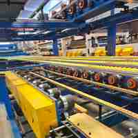 Machine de fabrication de panneaux composites en laine de roche et mousse EPS avec double unité de formage et de laminage