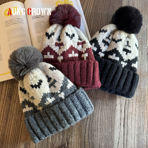 Bonnets de créateur pour <span class=keywords><strong>femme</strong></span> en fausse fourrure de lapin à revers <span class=keywords><strong>Bonnet</strong></span> en tricot doux et chaud pour l'hiver <span class=keywords><strong>Bonnet</strong></span> à pompon avec logo personnalisé pour temps froid - Product Image 2