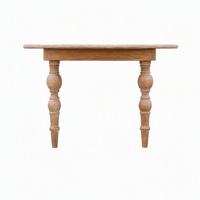 Table ronde en pin massif de style farmhouse, avec pieds tournés artisanalement et design démontable, idéale pour les événements de mariage et la location
