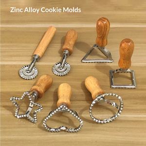 Molde de Aleación de Zinc para Galletas, Utensilio de Cocina, <span class=keywords><strong>Prensa</strong></span> para Bordear Masa de Dumplings, Cortador de Tartas con Mango de Madera y Forma Irregular - Product Image 1