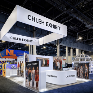 Stand modulaire pour salon professionnel 20x20 en îlot avec affichage LED SEG et enseigne suspendue rétroéclairée pour le salon de l'habillement d'Atlanta en août - Product Image 1