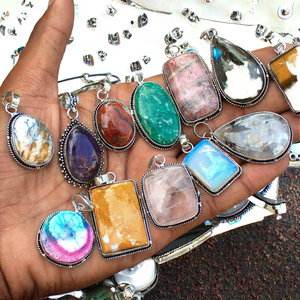 Collares con Colgantes Multicolores de Latón de Alta Calidad, Acabado Encerado, Regalo Accesible para Fiestas, para Mujeres, Colgantes de Corazón con Cristales Chapados en Oro - Product Image 3