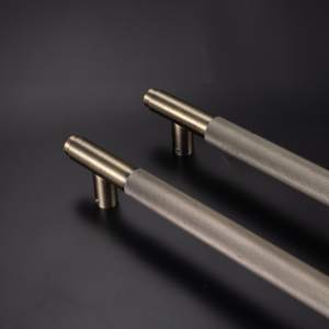 Tiradores y tiradores de puertas de latón de lujo modernos Herrajes de puerta plegables de fábrica personalizados para hoteles Negocios Villas Apartamentos - Product Image 2