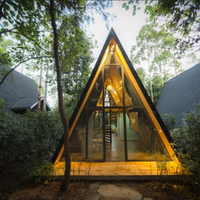 Chalet triangulaire à deux étages en forme de A avec un balcon charmant, villa de luxe à double étage avec terrasses pour maison préfabriquée triangulaire