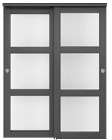 Porte de placard/garde-robe coulissante pré-assemblée en bois massif moderne à 3 vantaux avec insert en verre dépoli, finition décorative