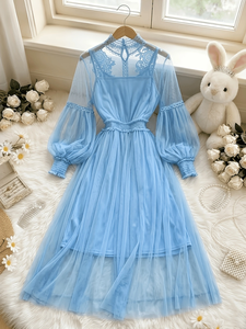 Robe de soirée et de cérémonie bleu poussière grande taille en dentelle et tulle, longueur midi, col montant, manches lanternes, coupe trapèze - Product Image 2
