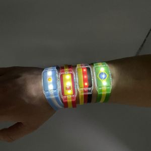 Bracelet LED personnalisable pour enfants, motifs de Noël et d'Halloween, couleur LED personnalisable, logo personnalisé pour la promotion des festivals - Product Image 4