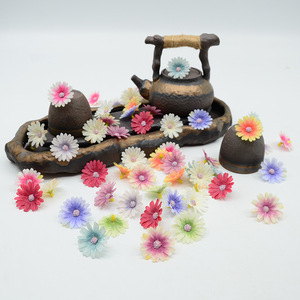 Fleurs artificielles en soie Dongchen Crafts, marguerites, diamètre 4 cm, fleurs de base pour décoration de mariage, accessoires de photographie - Product Image 1