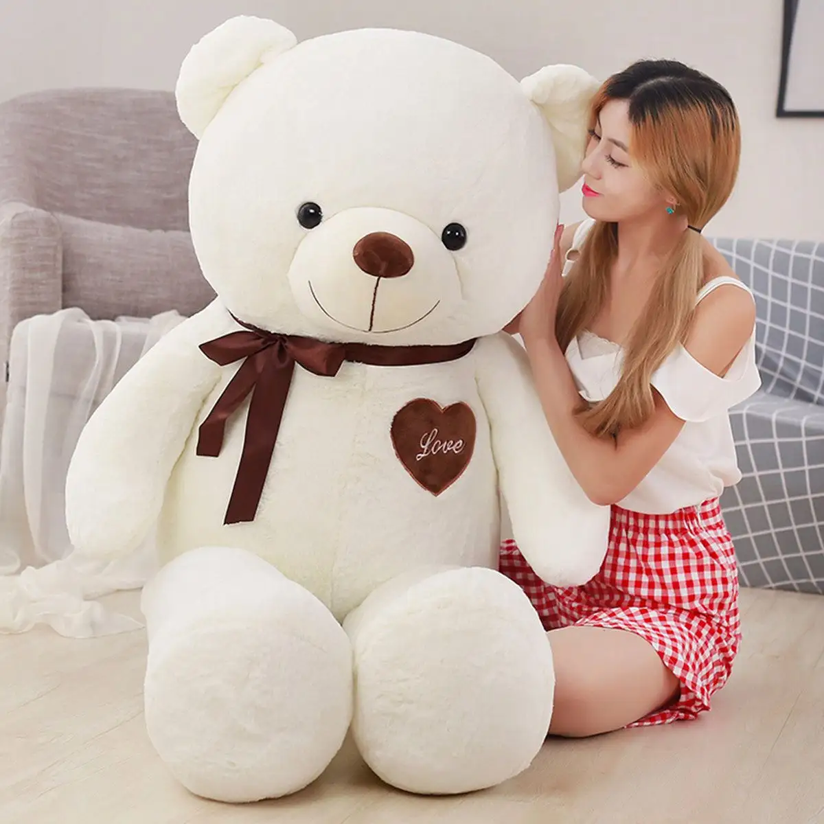 ตุ๊กตาหมีเท็ดดี้ขนาดใหญ่ยัดไส้ด้วยขนยัดไส้ให้แฟนของเธอเป็นของขวัญวันวาเลนไทน์