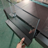 Vitrine de présentation sans cadre avec plateau en verre, éclairage sur pied pour musée, galerie d'art, bijouterie de luxe, comptoir noir mat