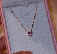 Ensemble de bijoux de luxe en argent 925 hypoallergénique plaqué or rose avec anneau en forme de cœur rose serti de zirconiums cubiques, boucles d'oreilles et collier