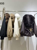 Veste d'hiver élégante et respirante pour femmes, respectueuse de l'environnement, col en fourrure de renard, taille cintrée, polyester, style élégant, blanc canard