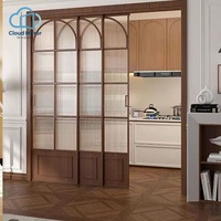 Porte pliante en aluminium noir à trois panneaux, style français, avec verre cannelé vertical moderne pour cuisine, idéale pour villa ou maison de vacances