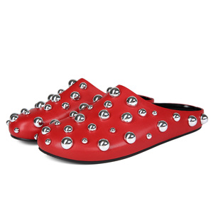 Mules plates en cuir rouge pour femmes, style mode, avec grandes boules argentées cloutées, bout rond fermé et rivets métalliques, vente en gros - Product Image 1