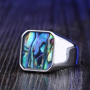 Anillo de Sello Yunnique de Acero Inoxidable 316 con Concha de Abulón para Hombre, Tono Plateado, Iridiscente, Inspirado en el Océano, Estética Masculina Audaz y Elegante - Product Image 3