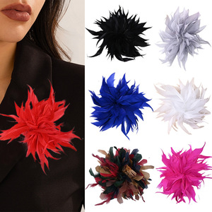 Broche faite main en plumes de poulet, corsage, épingle à robe, coiffe avec bords volantés, modèle 0613-2 - Product Image 2