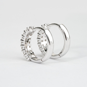 Pendientes Huggie de Lujo para Mujer, Corte Brillante Redondo, Moissanita con Engaste de Garras, Joyería de Plata S925 - Product Image 3