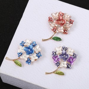 Nouvelle conception Broche en alliage émaillé avec fleur en cristal, motif mignon de fleurs qui ne s'oublient pas, bijoux fantaisie pour femmes, vente en gros - Product Image 1