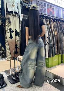 Jean vintage punk à jambe large pour femme, en denim délavé et vieilli, avec broderies et rivets, coupe ample - Product Image 6