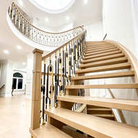 Balustrades et meneurs d'escalier de luxe en aluminium au design moderne haut de gamme, élégants, dorés et noirs, pour balcons et escaliers de villas