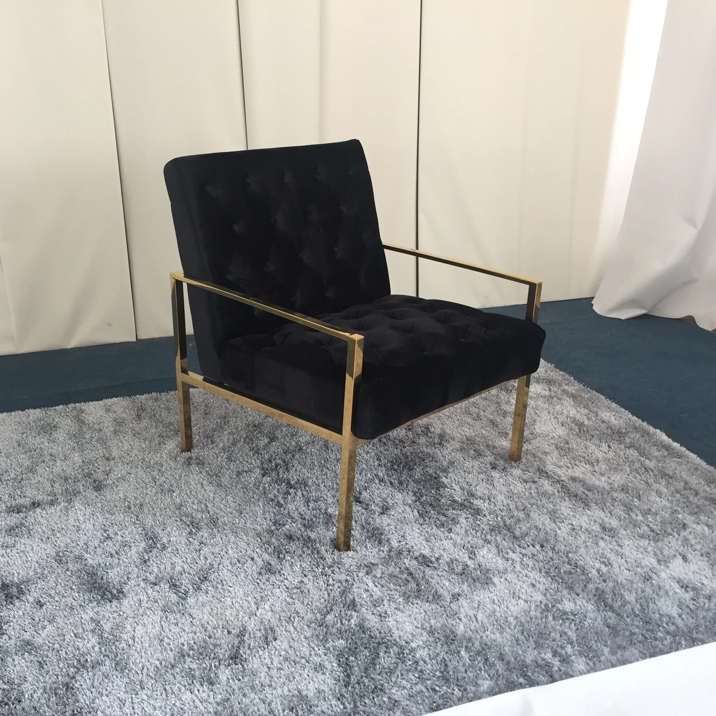Cơ sở vải nhung đen ghế sofa giải trí vàng trong kho 201 thép không gỉ mờ Titan đồ nội thất gia đình kim loại ghế ăn