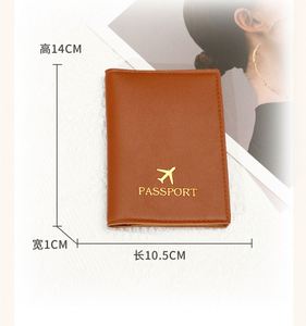 Porte-passeport en cuir lisse noir simple, fait main, avec logo, pas cher, avec porte-cartes - Product Image 2
