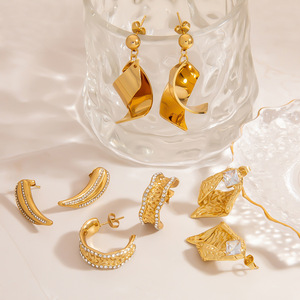 ต่างหูคริสตัลทรงเรขาคณิต ต่างหูสแตนเลสสำหรับผู้หญิง สวมใส่ได้ทุกวัน โทนสีทอง ขอบประดับเพชร EH11886 - Product Image 1