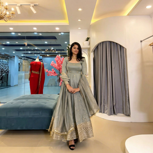 Elegante Traje Anarkali Gris de Rayón con Bordado Dorado, Vestido de Novia Tradicional Indio Largo Hasta el Suelo para Mujer - Product Image 1