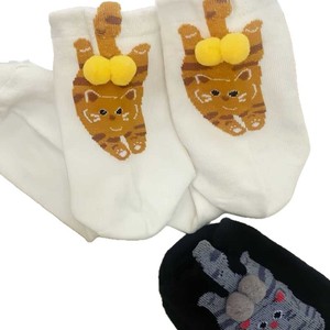 Chaussettes mi-mollet pour femmes, motif chat mignon et œuf, en tricot jacquard respirant d'épaisseur moyenne, avec pompons - Product Image 4