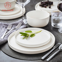 Ensembles de vaisselle de dîner en céramique blanche pure de restaurant à bas prix pour la restauration Anency grossiste vaisselle en porcelaine ensemble d'assiettes