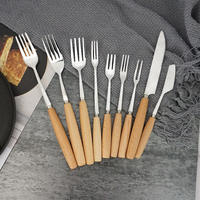Vente en gros de couverts en acier inoxydable avec manche en bois, ensemble de couteau, fourchette, cuillère, vaisselle avec support