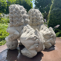 Paire majestueuse de statues de jardin de chien Foo Décor extérieur Finition en pierre, Sculptures d'animaux élégantes
