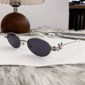 Gafas de sol ovaladas de moda UV400 con montura metálica y pedrería para mujer, protección solar - Product Image 1