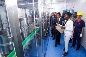 Edelstahl-Konstruktion Vollautomatische PVC-freie Weichbeutel IV-Flüssigkeiten Schlüsselfertige Produktionslinie - Product Image 2