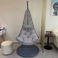 Fauteuil à bascule individuel en gros avec support, chaise suspendue en rotin détachable pour hôtel et jardin, avec structure métallique pour patio