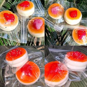 Nouveau design EVA Gâteau soufflé aux fraises en forme de nourriture souple anti-stress à presser Fidget Unisexe 14+ - Product Image 3