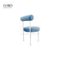 Chaise d'appoint ronde rembourrée en velours crème neutre avec dossier tubulaire simple et structure en métal blanc pour mariage et événements