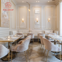 Ensemble de meubles de restaurant en velours, table ronde en marbre blanc avec pieds dorés et chaises en velours beige pour café