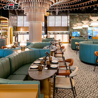 Mobilier de restaurant commercial moderne J2S avec banquettes et tables incurvées rembourrées pour projets de cafés de luxe
