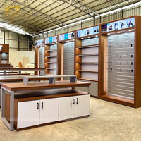 Vitrine de magasin pour l'électronique avec cadre en MDF peint, étagères en verre et structure en acier inoxydable pour accessoires de téléphonie et de vidéosurveillance