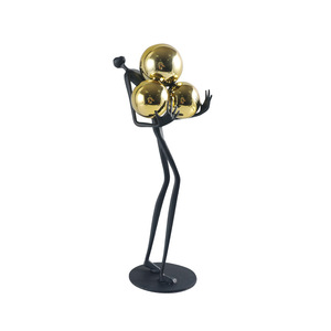 Modern light luxury creative metal holding ball figure scultura ornamenti decorazioni per la casa