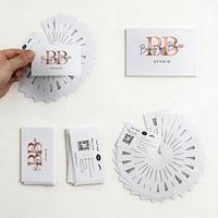 Stampa di biglietti da visita di lusso con stampa offset su carta patinata e laminazione in film