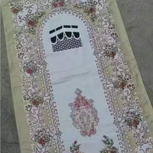 Alfombra de oración de poliéster hecha a mano con diseño floral, imitación de seda, ideal para el hogar o pícnic, asequible para musulmanes. - Product Image 3