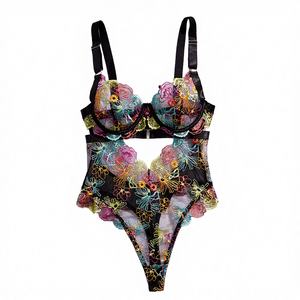 طقم لانجري نسائي بالجملة من المصنع، دانتيل مطرز مسامي، مزين بفيونكة، مع حمالات قابلة للتعديل وسراويل داخلية ثونغ مثيرة - Product Image 4