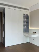 Armoire en L sur mesure chic avec bureau d'angle pour une chambre principale confortable